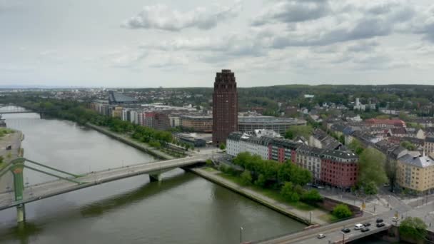 Frankfurt am Main, Niemcy-29 kwietnia 2019. Widok z lotu ptaka na wieżę hotelu Lindner i do nabrzeża rzeki Main — Wideo stockowe