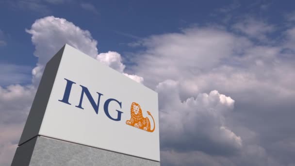 Logo ing na stojánek proti zatažené obloze, redakční animace — Stock video