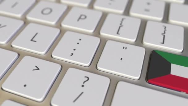 コンピュータのキーボード上のクウェートのフラグを持つキーは、英国のフラグ、翻訳や移転関連のアニメーションのキーに切り替わります — ストック動画