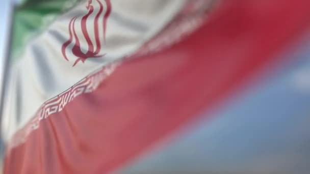 Ondeando la bandera de Irán, enfoque superficial de cerca. Animación 3D realista y loopable — Vídeos de Stock