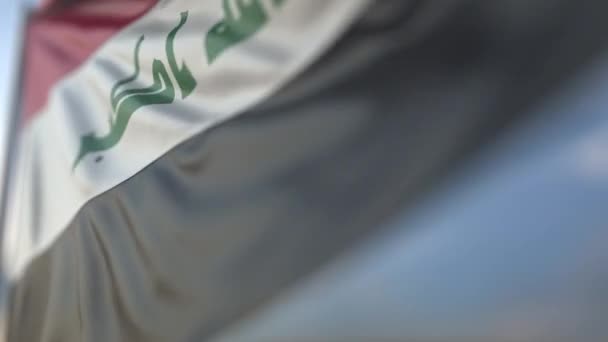 Ondeando la bandera de Irak, enfoque superficial de cerca. Animación 3D realista y loopable — Vídeos de Stock