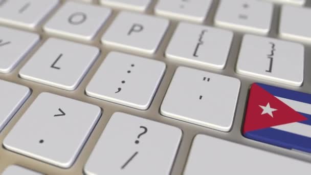 コンピュータのキーボード上のキューバのフラグを持つキーは、フランスのフラグ、翻訳や移転関連のアニメーションでキーに切り替わります — ストック動画