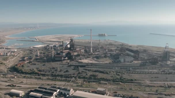 Vue aérienne d'une ancienne installation industrielle dans la zone portuaire. Piombino, Italie — Video