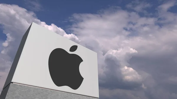 Логотип Apple Inc на стенді проти хмарного неба, редакційний 3D рендеринга — стокове фото