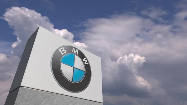 Logo de BMW em um posto contra céu nublado, editorial 3D renderização — Fotografia de Stock