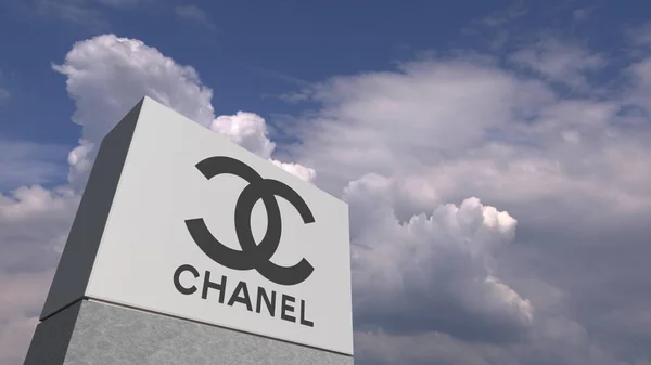 Chanel logo tegen hemel achtergrond, redactionele 3D rendering — Stockfoto