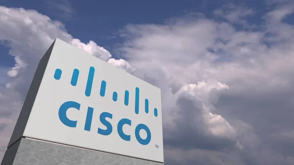Logotipo de CISCO en un soporte contra el cielo nublado, representación editorial 3D — Foto de Stock