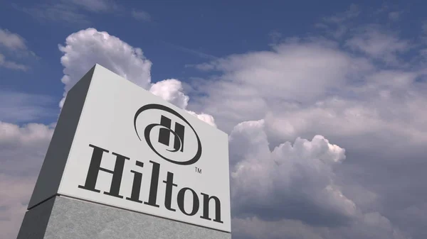 Логотип Хілтон на стенді проти хмарного неба, редакційний 3D рендеринга — стокове фото