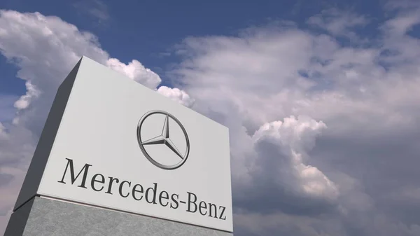 スカイ背景にメルセデス・ベンツのロゴ、エディトリアル3d レンダリング — ストック写真