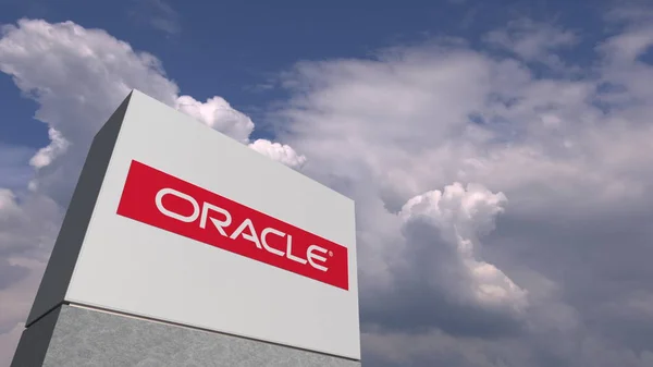 Bulutlu gökyüzü, editoryal 3D Rendering karşı bir stand üzerinde Oracle logosu — Stok fotoğraf