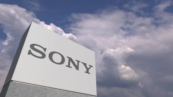 Logotipo de SONY en un soporte contra el cielo nublado, representación editorial 3D —  Fotos de Stock