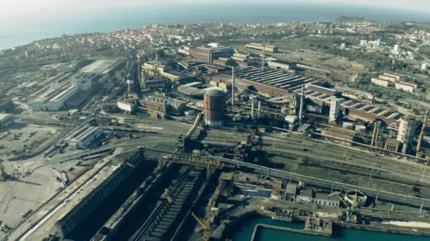 Vista aérea del puerto y la ciudad de Piombino, Italia — Vídeo de stock