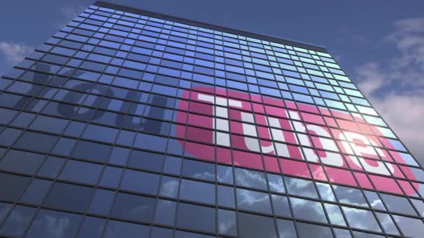 Logo di GIOVANI su una facciata di media con cielo nuvoloso riflettente, animazione editoriale — Video Stock