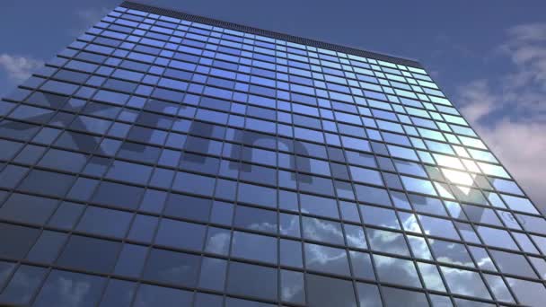 Logotipo XFINITY contra edifício moderno refletindo céu e nuvens, animação editorial — Vídeo de Stock