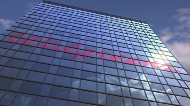 反映天空和云彩的现代建筑上的沃尔格林标志,编辑动画 — 图库视频影像