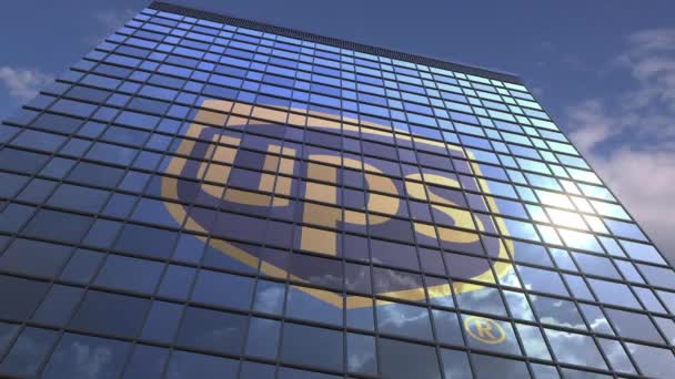 Logo de UPS contra edificio moderno que refleja cielo y nubes, animación editorial — Vídeo de stock