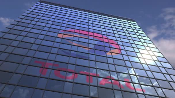 Logotipo TOTAL en edificio moderno que refleja cielo y nubes, animación editorial — Vídeos de Stock