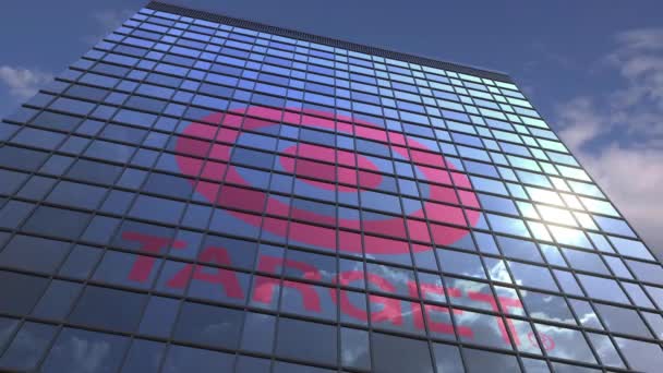 Target logo contro edificio moderno che riflette cielo e nuvole, animazione editoriale — Video Stock