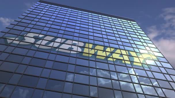 Логотип SUBWAY на фасаде СМИ с отражающим облачное небо, редакционная анимация — стоковое видео