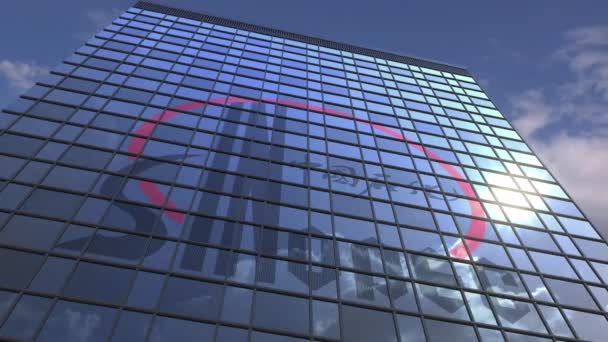 Logo del SINOPEC su una facciata mediatica con cielo nuvoloso riflettente, animazione editoriale — Video Stock