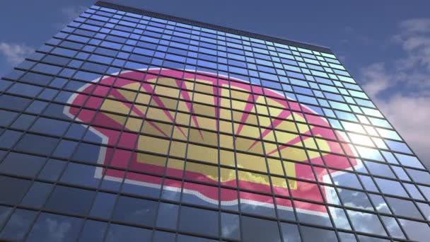 Royal Dutch Shell PLC logo op modern gebouw reflecterende hemel en wolken, redactionele animatie — Stockvideo