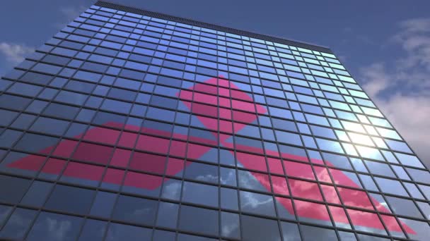 Λογότυπο της Μιτσουμπίσι στο σύγχρονο κτίριο που αντανακλά ουρανό και σύννεφα, συντακτικό κινούμενο σχέδιο — Αρχείο Βίντεο