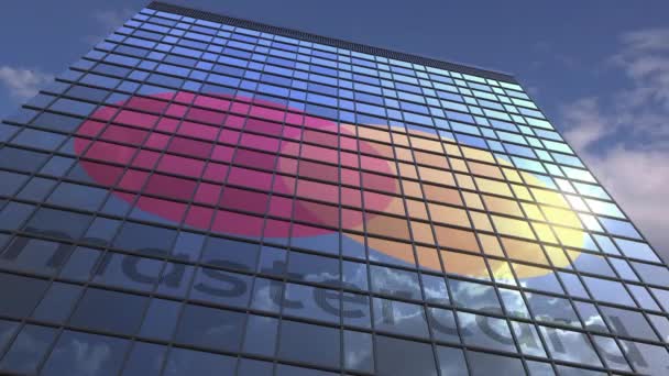 Logo de MASTERCARD contra edificio moderno reflejando cielo y nubes, animación editorial — Vídeos de Stock