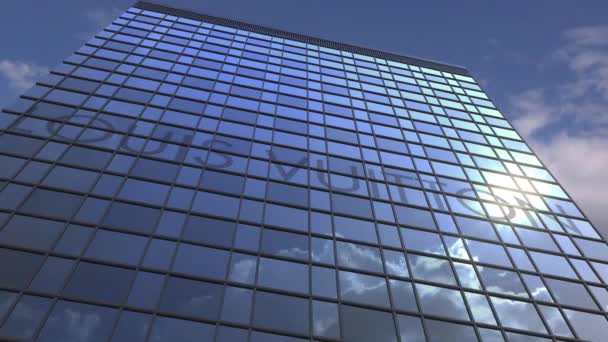 LOUIS VUITTON logo contra edifício moderno refletindo céu e nuvens, animação editorial — Vídeo de Stock