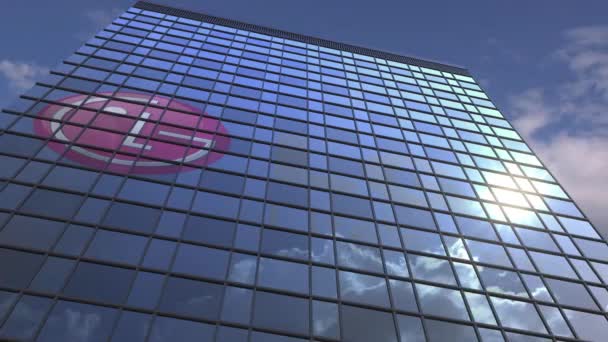 Logo de LG en una fachada de medios con el cielo nublado reflectante, animación editorial — Vídeo de stock