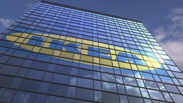 Modern binaya karşı IKEA logosu gökyüzü ve bulutlar yansıtan, editoryal animasyon — Stok video