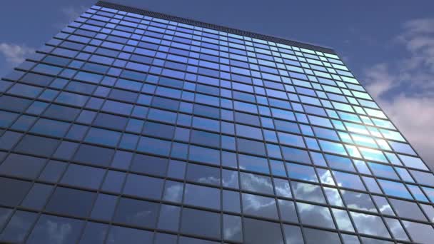 Логотип IBM на медиафасаде с отражающим облачным небом, редакционная анимация — стоковое видео