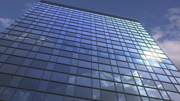 Логотип HYUNDAI против современного здания, отражающего небо и облака, редакционная анимация — стоковое видео
