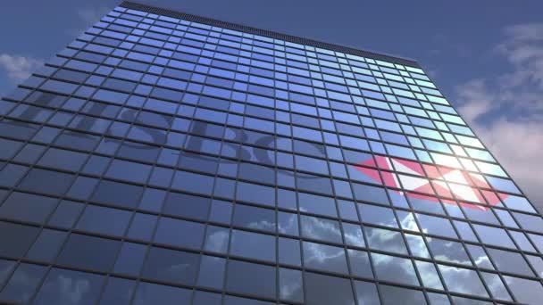 Logo de HSBC en una fachada de medios con cielo nublado reflectante, animación editorial — Vídeo de stock