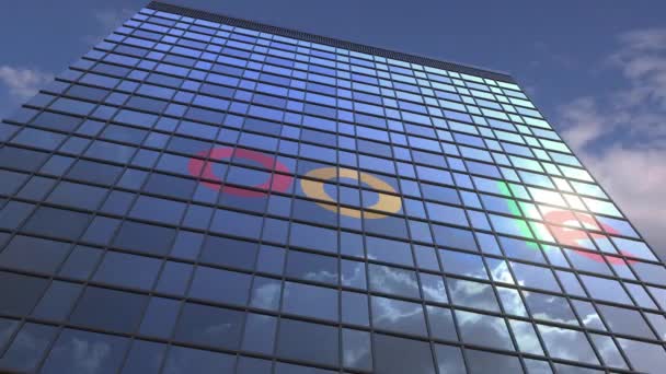 Logo de GOOGLE en una fachada mediática con cielo nublado reflectante, animación editorial — Vídeo de stock