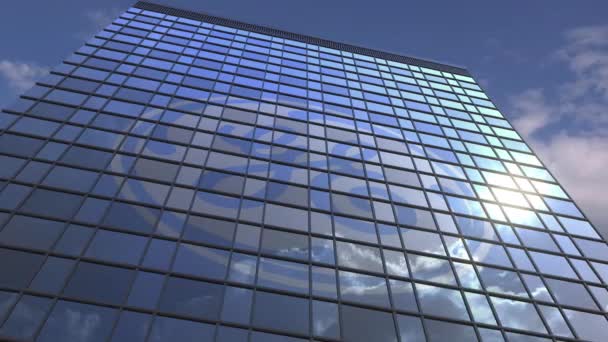 Logo typ General Electric på en medie fasad med reflekterande molnig himmel, redaktionell animation — Stockvideo