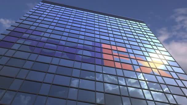Logo di FEDEX su una facciata mediatica con cielo nuvoloso riflettente, animazione editoriale — Video Stock