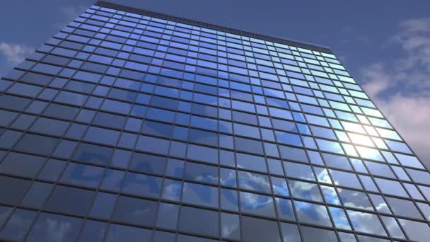 Логотип DANONE на фасаде СМИ с отражающим облачное небо, редакционная анимация — стоковое видео