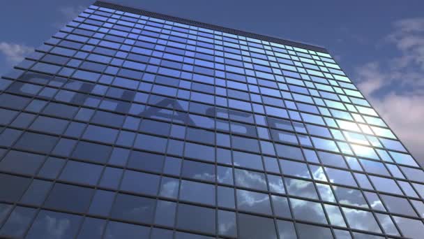 Gökyüzü ve bulutlar yansıtan modern binaya karşı Chase logosu, editoryal animasyon — Stok video