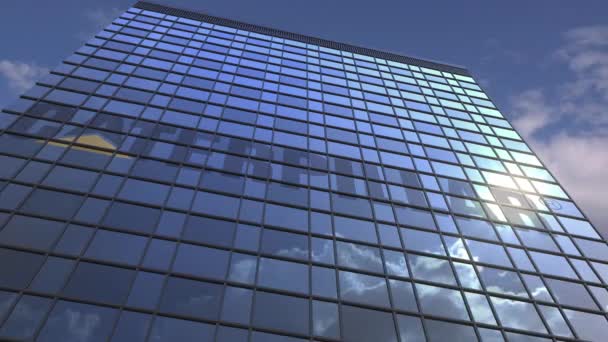 Logo de CATERPILLAR en una fachada mediática con cielo nublado reflectante, animación editorial — Vídeos de Stock