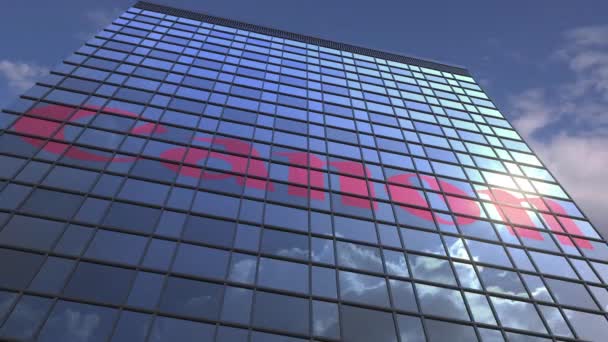 Canons logo typ mot modern byggnad reflekterande himmel och moln, redaktionell animation — Stockvideo