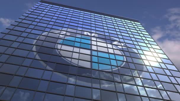Logo de BMW en una fachada de medios con el cielo nublado reflectante, animación editorial — Vídeos de Stock