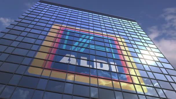 Logotipo de ALDI en edificio moderno reflejando cielo y nubes, animación editorial — Vídeos de Stock