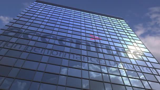Logo de ACCENTURE en una fachada mediática con cielo nublado reflectante, animación editorial — Vídeos de Stock