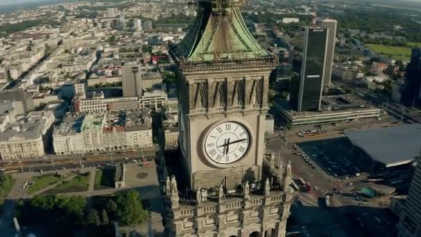 폴란드 바르샤바-6 월 5, 2019. 시티 센터의 유명한 문화 과학 궁전에서 시계의 조감도 — 비디오