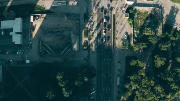 Aerial uppifrån och ned mot gator och byggnader i Warszawas centrum, Polen — Stockvideo