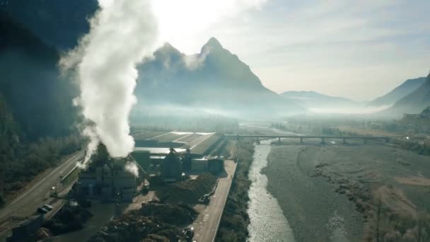 北イタリア、川の谷にある大気汚染木材処理工場の空中撮影 — ストック動画