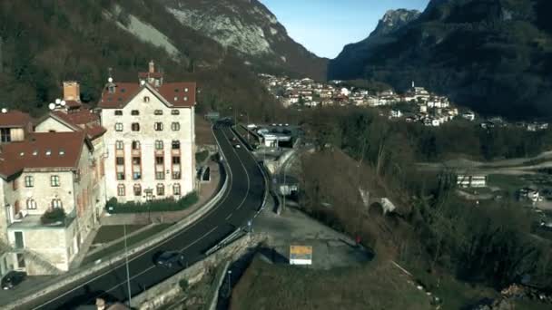 Az észak-olaszországi hegyvidéki térség jellegzetes tájképeivel szembeni légi felvétel — Stock videók