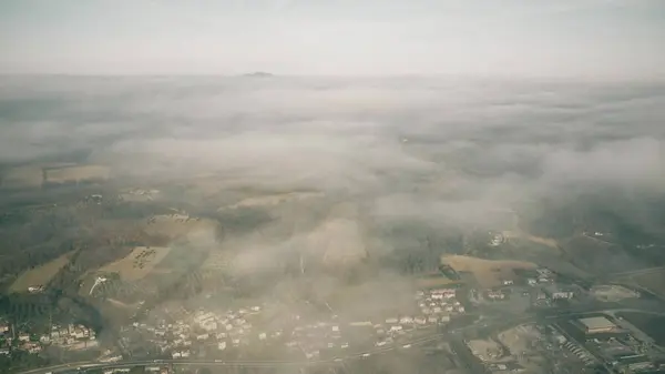 Vista aérea a gran altitud de la región de Umbría cerca de Terni en un día nublado, Italia — Foto de Stock