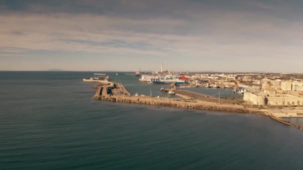 CIVITAVECCHIA, ITALY - 1 января 2019 года. Вид с воздуха на морской порт города — стоковое видео