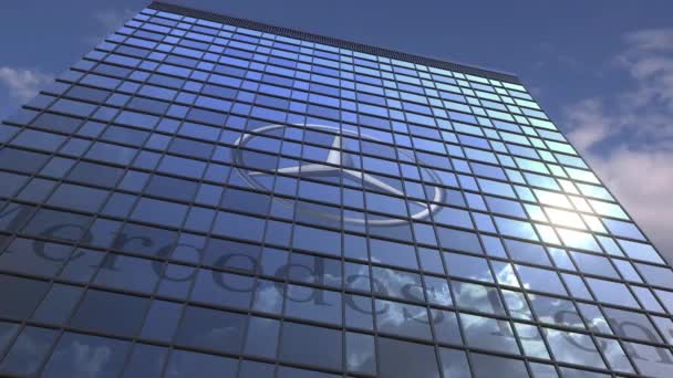 Mercedes-Benz logo tegen modern gebouw reflecterende hemel en wolken, redactionele animatie — Stockvideo